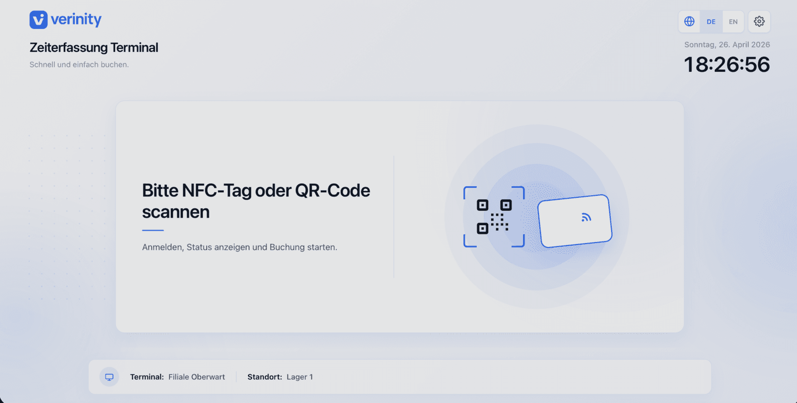 Ruhebildschirm des Zeiterfassungs-Terminals: Uhr, Datum und Scan-Bereitschaft für NFC, RFID und QR — ohne Namen, ohne Buchungen
